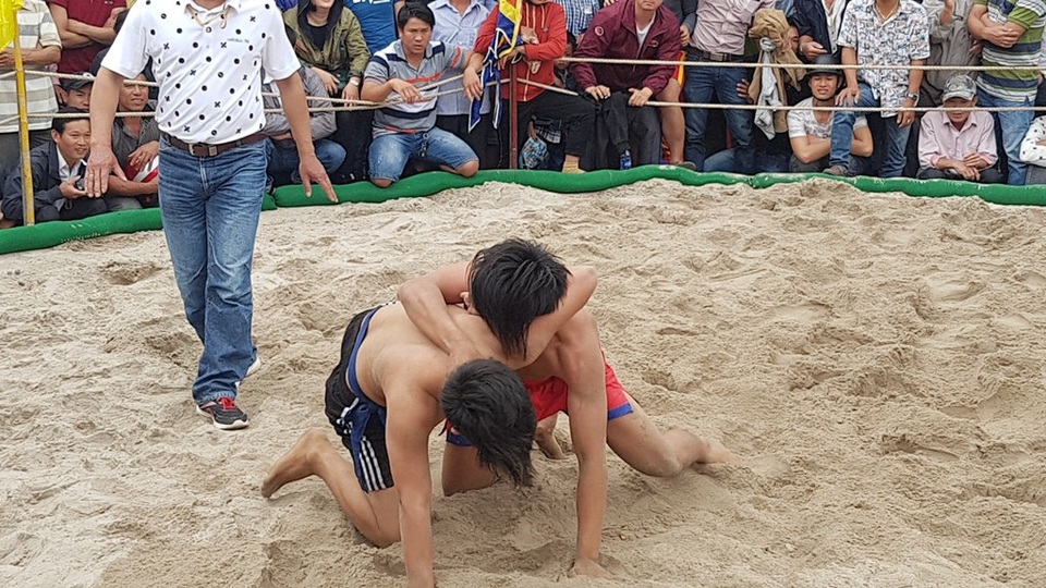 Sôi động hội vật xuân đầu năm rèn sức khỏe - 10 Những pha ghì nhau thử thách sức của hai bên