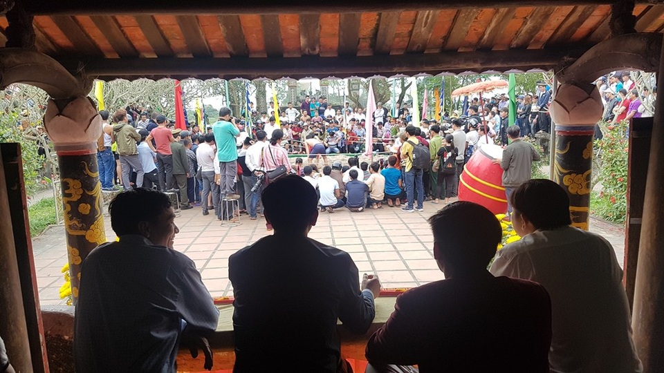 Sôi động hội vật xuân đầu năm rèn sức khỏe - 11 Lãnh đạo huyện Quảng Điền, tỉnh Thừa Thiên Huế ngồi trong đình làng xem vật hào hứng