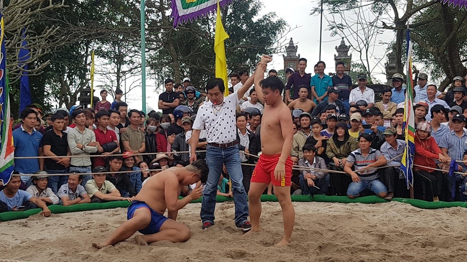 Sôi động hội vật xuân đầu năm rèn sức khỏe - 15 Đô vật thắng cuộc ở phần thi vật tự do