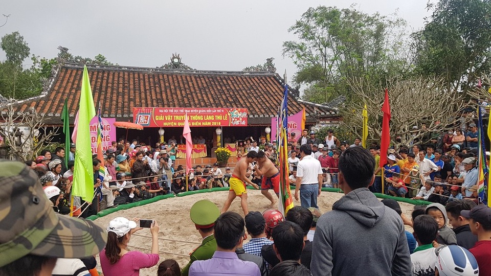 Sôi động hội vật xuân đầu năm rèn sức khỏe - 2 Sới vật nằm trước đình làng Thủ Lễ được tạo bởi cát và dây giăng vòng tròn