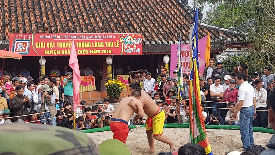 Sôi động hội vật xuân đầu năm rèn sức khỏe - 3 Những đô vật đầu tiên vào vật