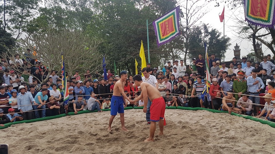 Sôi động hội vật xuân đầu năm rèn sức khỏe - 4 Tinh thần thượng võ được đặt lên hàng đầu. Các đô vật vào chào nhau