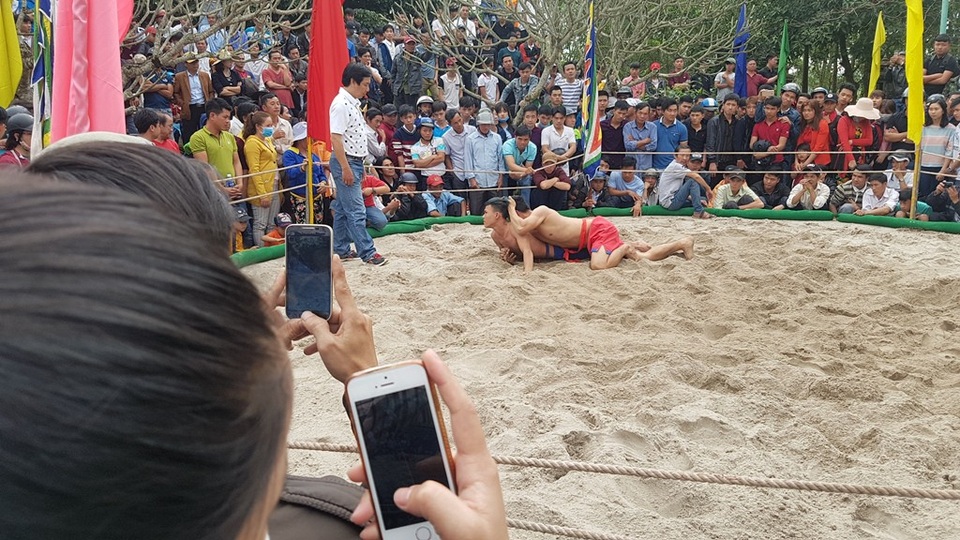 Sôi động hội vật xuân đầu năm rèn sức khỏe - 6 Dân làng dùng điện thoại di động chụp hình và phát trực tiếp trên facebook