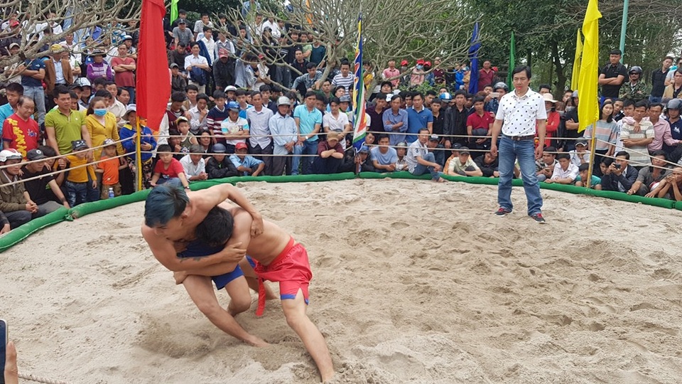 Sôi động hội vật xuân đầu năm rèn sức khỏe - 7 Một pha ôm lưng quật ngã