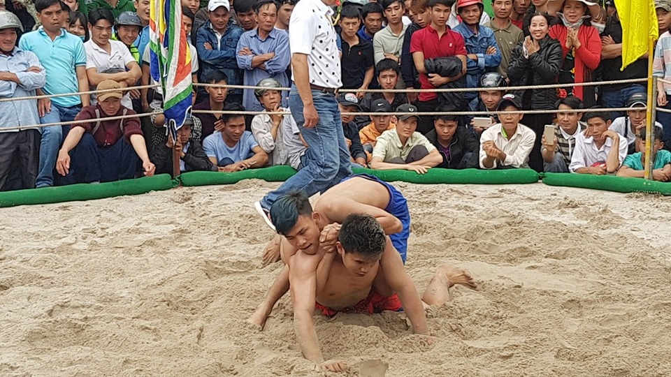 Sôi động hội vật xuân đầu năm rèn sức khỏe - 8 Vòng tay qua vai đối thủ để tìm cách lật lưng