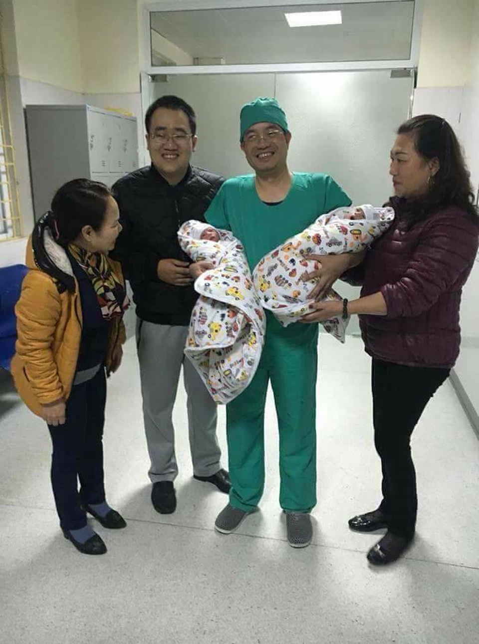 Hy hữu 2 bé sinh đôi cùng trứng chào đời từ phương pháp thụ tinh ống nghiệm - 2 Người nhà và các bác sĩ vui mừng chào đón 2 bé trai chào đời từ phương pháp IVF (ảnh Bệnh viện cung cấp)