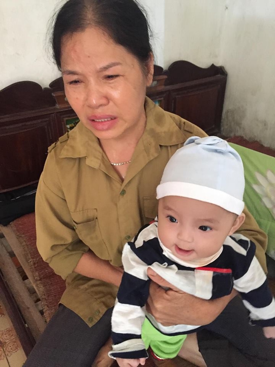Bố của bé Quỳnh Anh đã mãi mãi ra đi - 5 Từ nay em chỉ còn có bà ngoại để dựa vào.