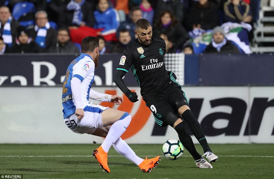 Phục hận Leganes, Real Madrid vươn lên thứ ba tại La Liga - 11
Benzema chơi khá nhạt nhòa dù được đá chính