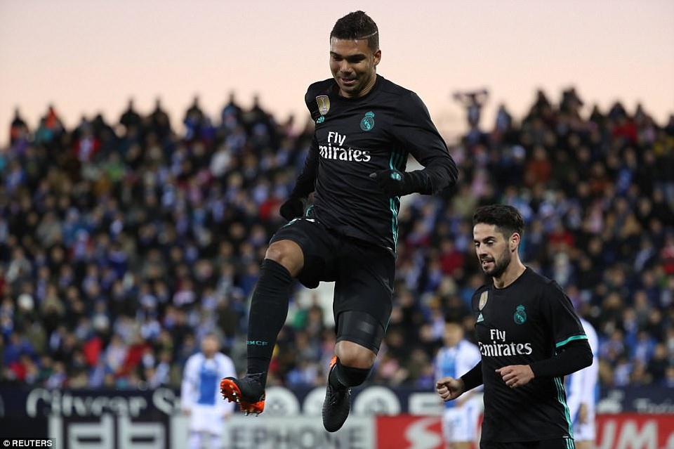 Phục hận Leganes, Real Madrid vươn lên thứ ba tại La Liga - 9
Niềm vui của Casemiro sau bàn thắng nâng tỷ số lên 2-1