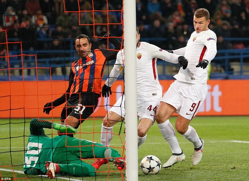 
Edin Dzeko và Kostas Manolas bỏ lỡ cơ hội ghi bàn cho AS Roma, trong tình huống đối mặt với Pyatov
