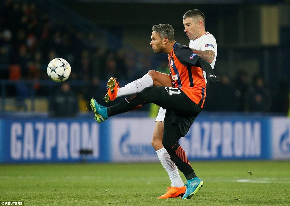 
Hậu vệ trái Kolarov của AS Roma trong pha tranh chấp với Marlos của Shakhtar Donestk

