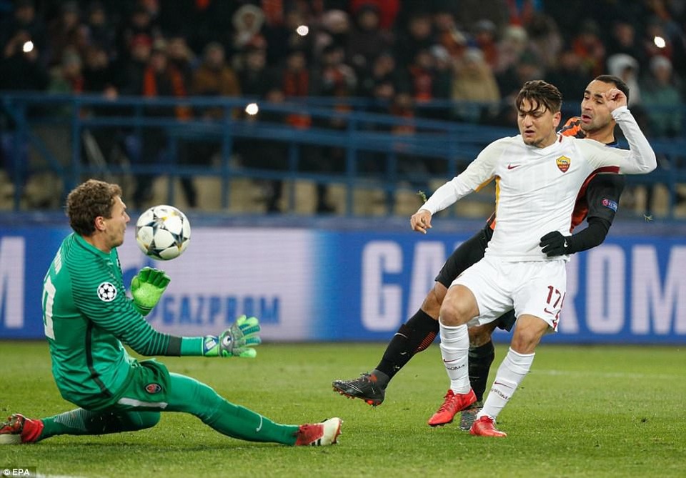 
... sau pha dứt điểm cận thành của Under
