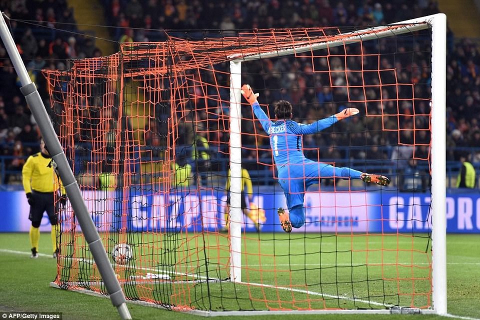 
Thủ thành Alisson của AS Roma không thể ngăn cản cú đá phạt quá đẹp của Fred ở phút 71

