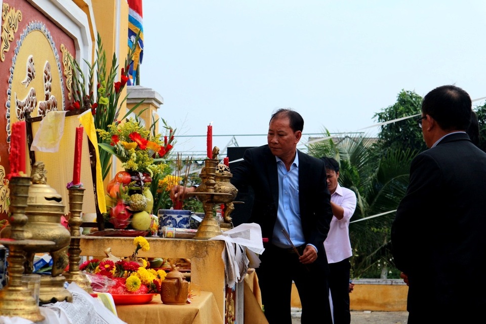 Mọi người thắp hướng khấn tạ ân trên