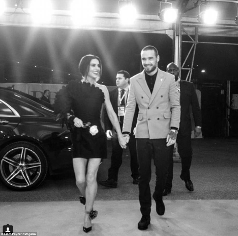 Cheryl và bạn trai kém 10 tuổi tái xuất sau tin đồn tình cảm rạn nứt - 8
Liam Payne sau đấy cũng chia sẻ hình ảnh anh và bạn gái trên trang cá nhân