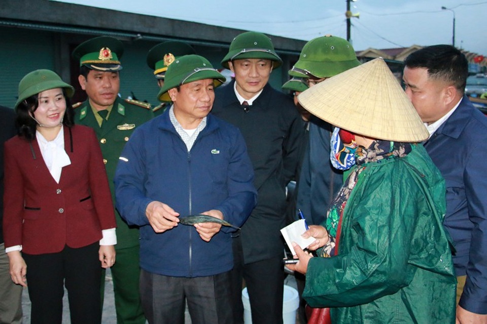 Ngư dân phấn chấn vì trúng đậm “lộc biển” đầu năm - 1
Ông Lê Đình Sơn có mặt tại Cảng cá Thạch Kim để kiểm tra kết quả đánh bắt của bà con ngư dân.