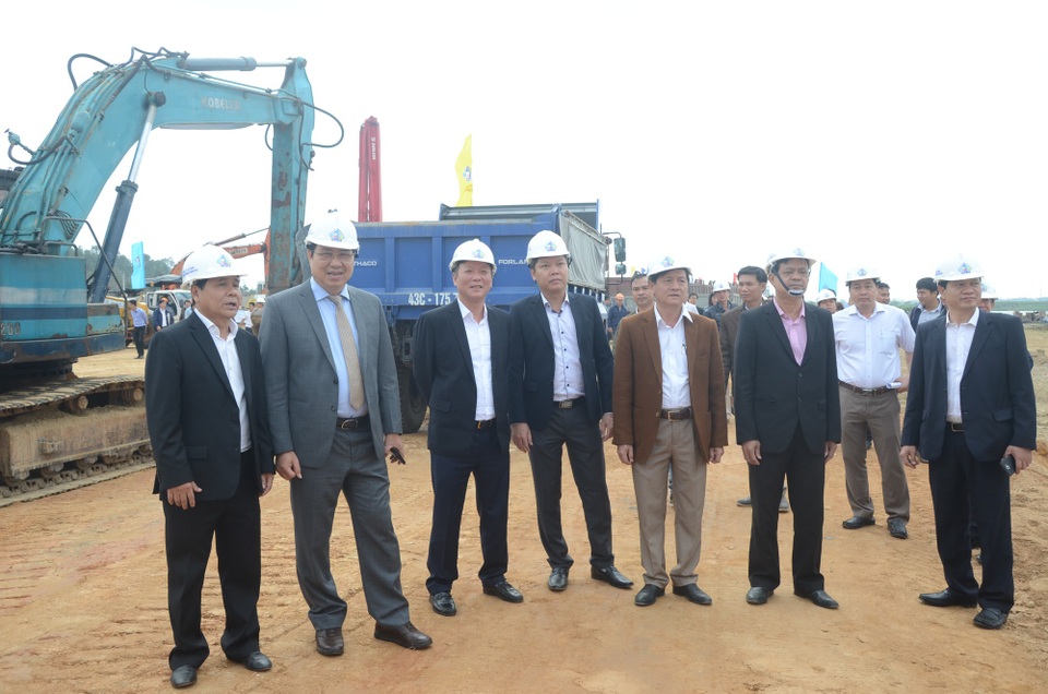 Chủ tịch Đà Nẵng: Tốc độ xả thải “đi lên” cùng tốc độ phát triển đô thị! - 2 Chủ tịch UBND TP Đà Nẵng Huỳnh Đức Thơ thị sát dự án đường ven sông Tuyên Sơn - Túy Loan