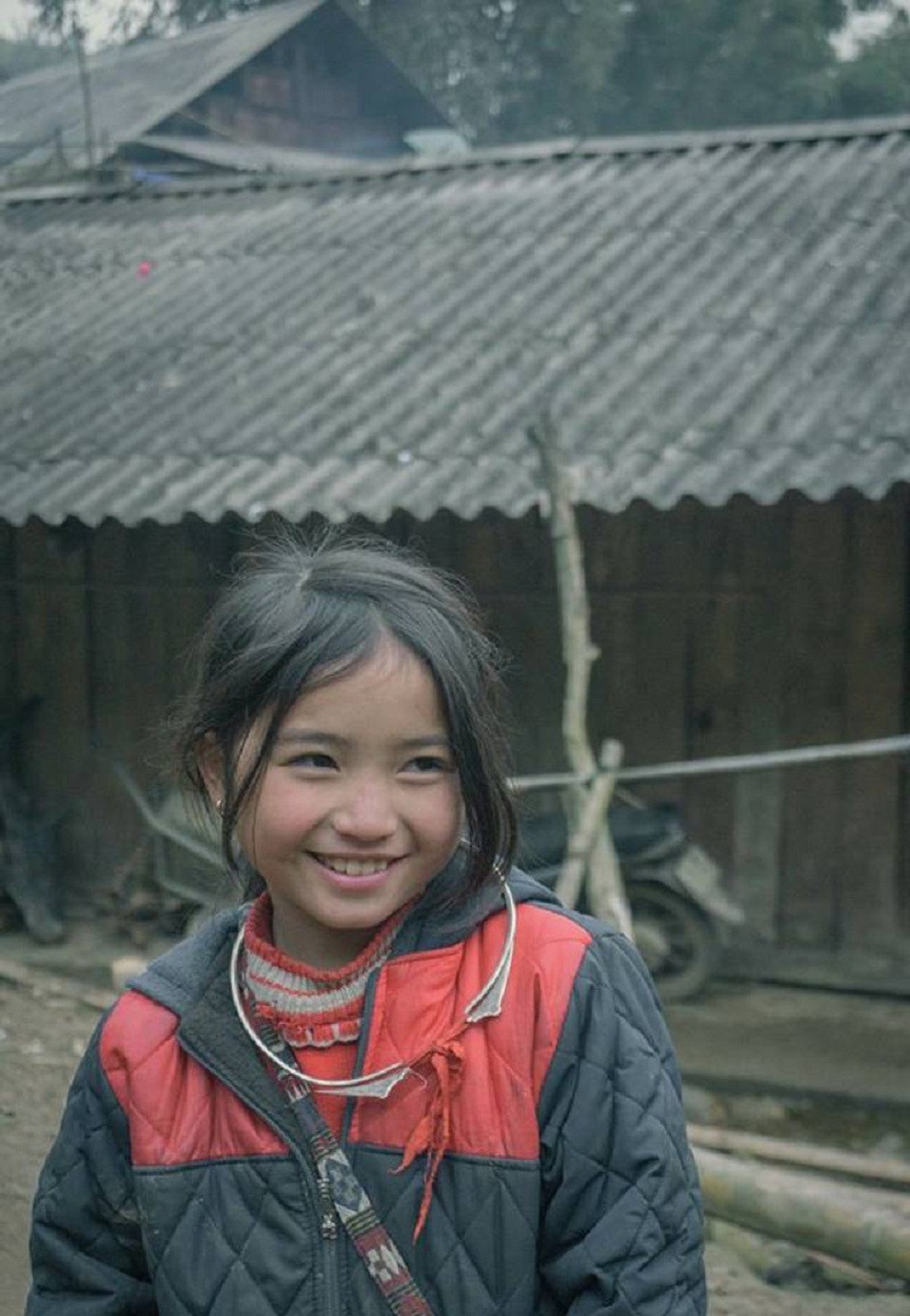 Nụ cười "tan chảy trái tim" của bé gái H'Mông "hút" dân mạng - 3 Ở mọi góc máy trông Tỏ vẫn rất thu hút