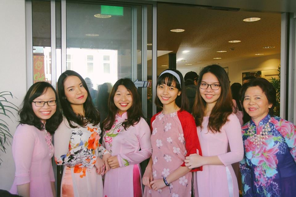 Các nam thanh, nữ tú khoe sắc những tà áo dài truyền thống của dân tộc.