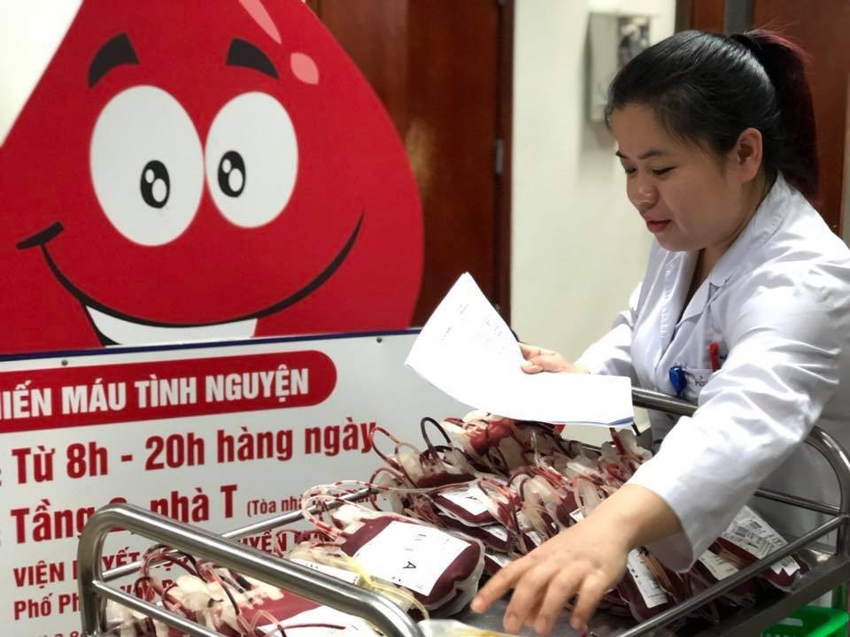 Hàng nghìn cán bộ khai xuân hiến máu vì người bệnh - 4 Những đơn vị máu đầu tiên thu được từ chính cán bộ y tế dành cho cấp cứu, điều trị cho người bệnh. Ảnh: H.Hải