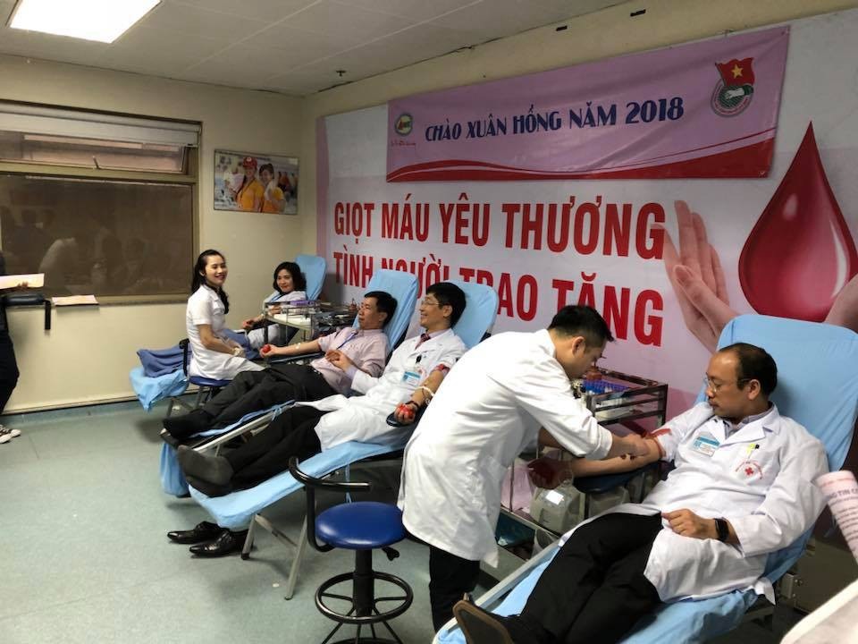 Hàng nghìn cán bộ khai xuân hiến máu vì người bệnh - 2 Cán bộ y tế của Viện tham gia hiến máu. Ảnh: H.Hải