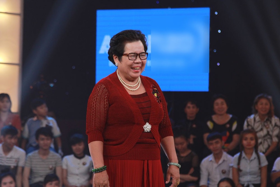 Trường Giang bị thí sinh nhí “quật roi vào mông”, chất vấn việc bán quán ăn giá “cắt cổ” - 4 Cô Kim Dung xuất hiện trên sân khấu, cô bán chè liền trổ tài hát lô tô chào sân đầy duyên dáng, hài hước.