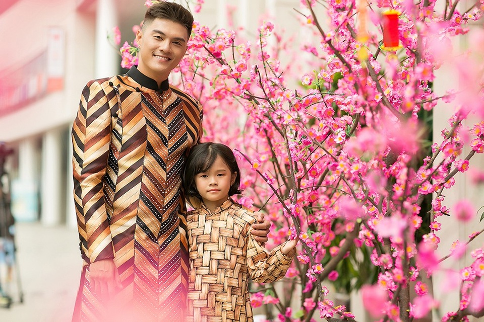 Con gái Lâm Vinh Hải thân thiết cùng Linh Chi - 5 Lâm Vinh Hải chia sẻ: “Linh Chi cho rằng đây là cách duy nhất để tôi ghi lại khoảnh khắc đẹp với người thân. Cô ấy là người tổ chức buổi chụp ảnh để bé Kỳ Kỳ có khoảng thời gian thật vui vẻ bên bố”.