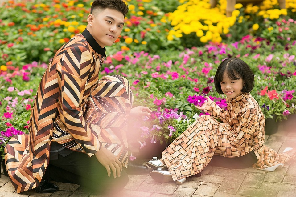 Con gái Lâm Vinh Hải thân thiết cùng Linh Chi - 6 Trước đây, Kỳ Kỳ nhiều lần tỏ ra lo lắng khi cùng bố chụp ảnh, ghi hình, nhưng lần này cô nhóc khá dạn dĩ và không hề có biểu hiện lo lắng, hay mệt mỏi.