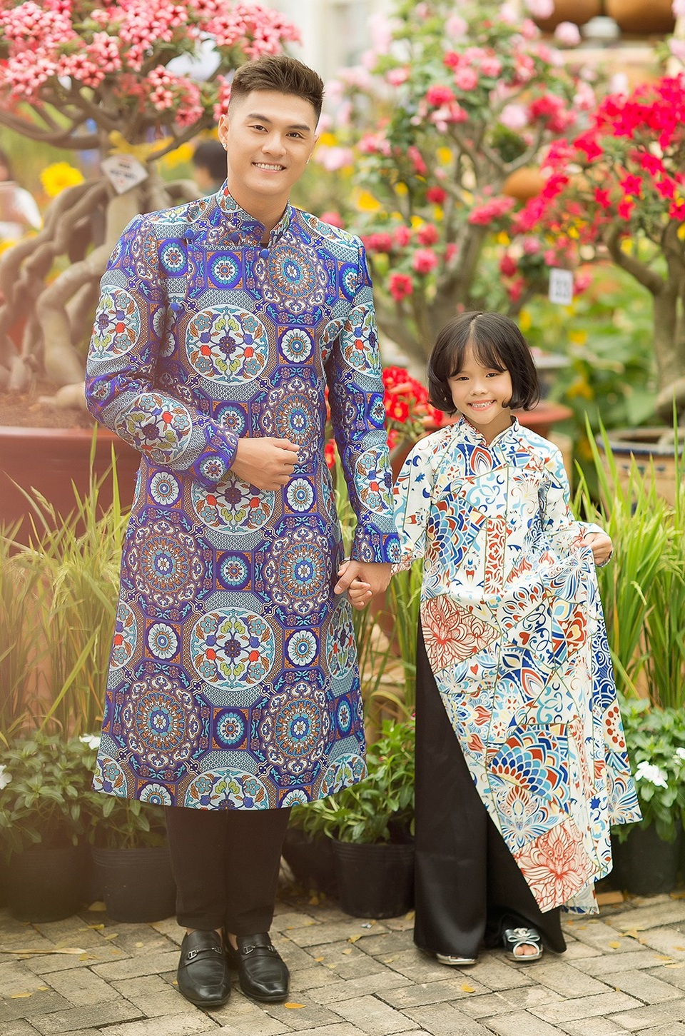 Con gái Lâm Vinh Hải thân thiết cùng Linh Chi - 3 Trong bộ ảnh mới, Lâm Vinh Hải và con gái cùng diện những thiết kế áo dài họa tiết truyền thống khá bắt mắt. Đây cũng là lần đầu tiên Quán quân Thử thách cùng bước nhảy mùa đầu chụp ảnh Xuân cùng con gái Kỳ Kỳ sau ồn ào ly hôn Lý Phương Châu.