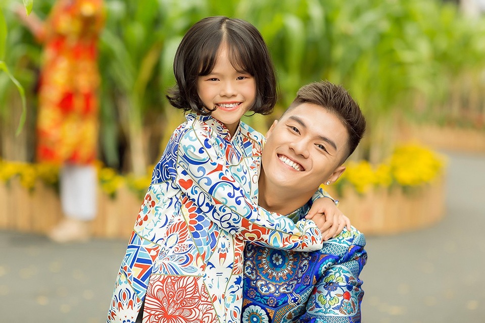 Con gái Lâm Vinh Hải thân thiết cùng Linh Chi - 2 Bộ ảnh mới của Lâm Vinh Hải và con gái được thực hiện trước Tết Nguyên Đán, nhưng đến mùng 5, nam vũ công mới chính thức giới thiệu đến người hâm mộ.