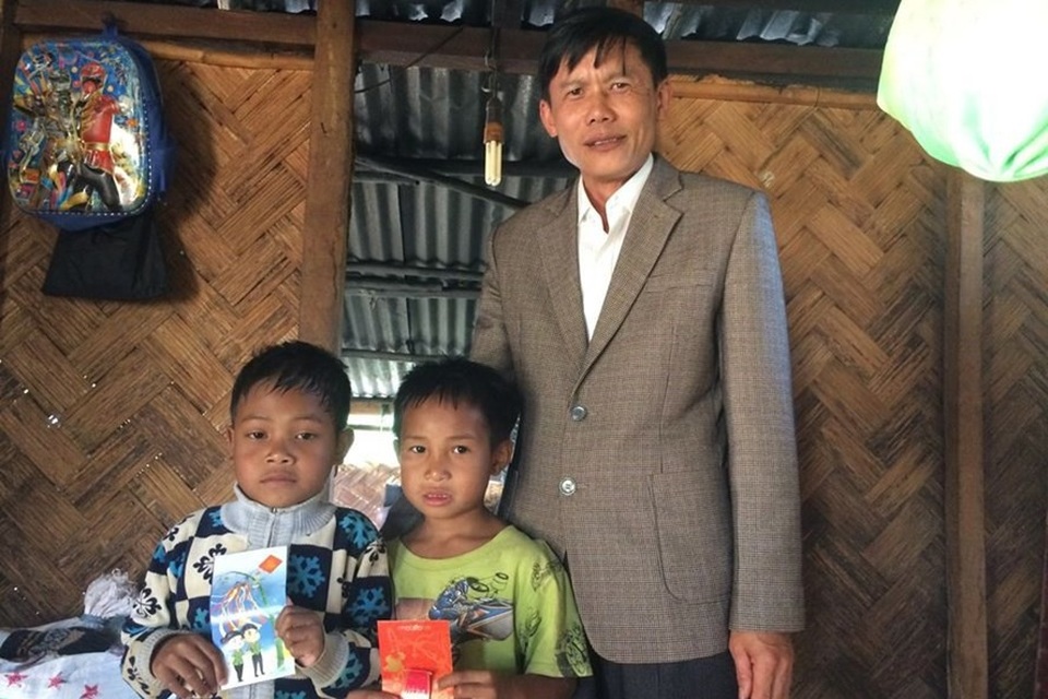 
Giáo viên Trường Tiểu học Hướng Phùng đến tận nhà học sinh lì xì đầu năm và vận động các em đến lớp. (Ảnh: NVCC)
