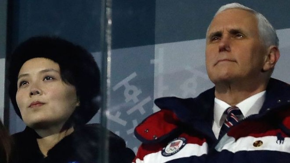 Ái nữ nhà Trump có thể mở đường cho đàm phán Mỹ - Triều - 2 Phó Tổng thống Mike Pence chỉ ngồi cách bà Kim Yo-jong, em gái ông Kim Jong-un, một hàng ghế tại lễ khai mạc Thế vận hội (Ảnh: BBC)