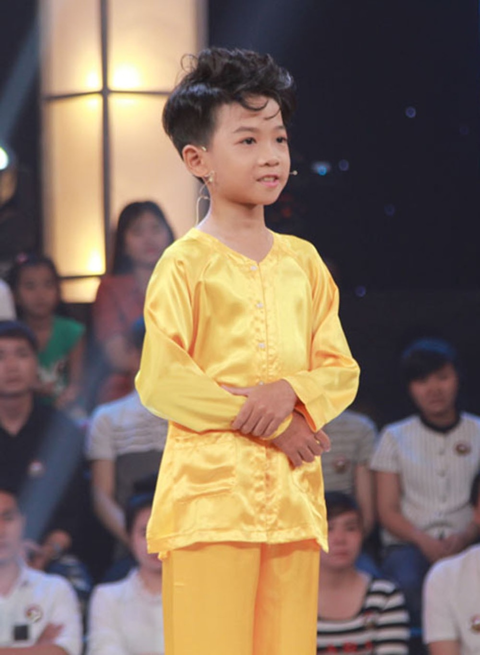 Trường Giang bị thí sinh nhí “quật roi vào mông”, chất vấn việc bán quán ăn giá “cắt cổ” - 1 Cậu bé Minh Chiến trở lại trong chương trình với trang phục bà ba sắc cam chói lóa và mái tóc sành điệu.