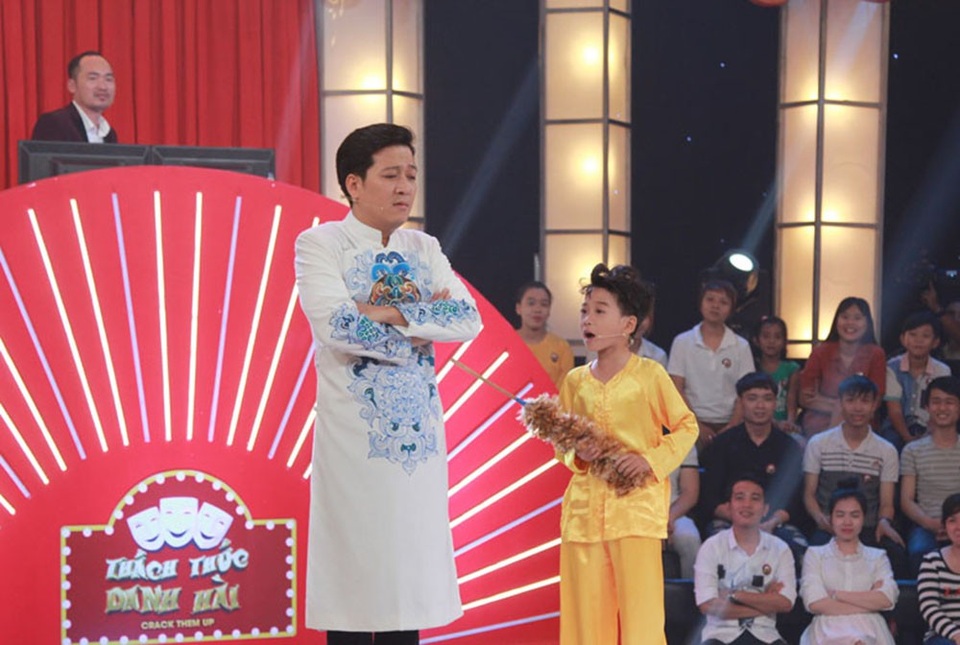 Trường Giang bị thí sinh nhí “quật roi vào mông”, chất vấn việc bán quán ăn giá “cắt cổ” - 2 Ở phần thi của mình, Minh Chiến nhờ Trường Giang khoanh tay lại và dùng chổi lông gà để “tét vào mông” của nam danh hài. Cậu bé lanh lợi đánh vào mông Trường Giang nhiều lần để “hỏi tội” con trai.