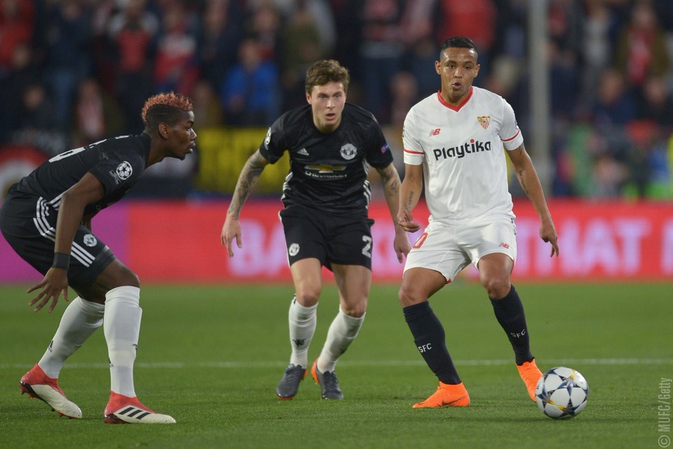 Sevilla 0-0 MU: De Gea giúp đội khách "lành lặn" trở về - 4
Pobga (trái) vẫn chưa thể cải thiện phong độ