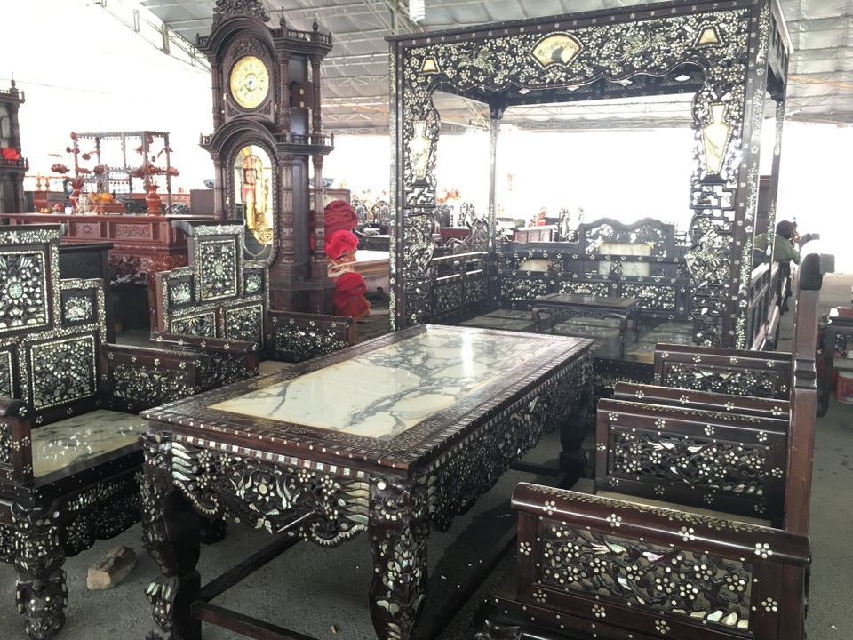 Đại gia phát thèm với bộ bàn ghế sang chảnh có long sàng như vua chúa - 1 Đại gia phát thèm với bộ bàn ghế sang chảnh có long sàng như vua chúa - 1