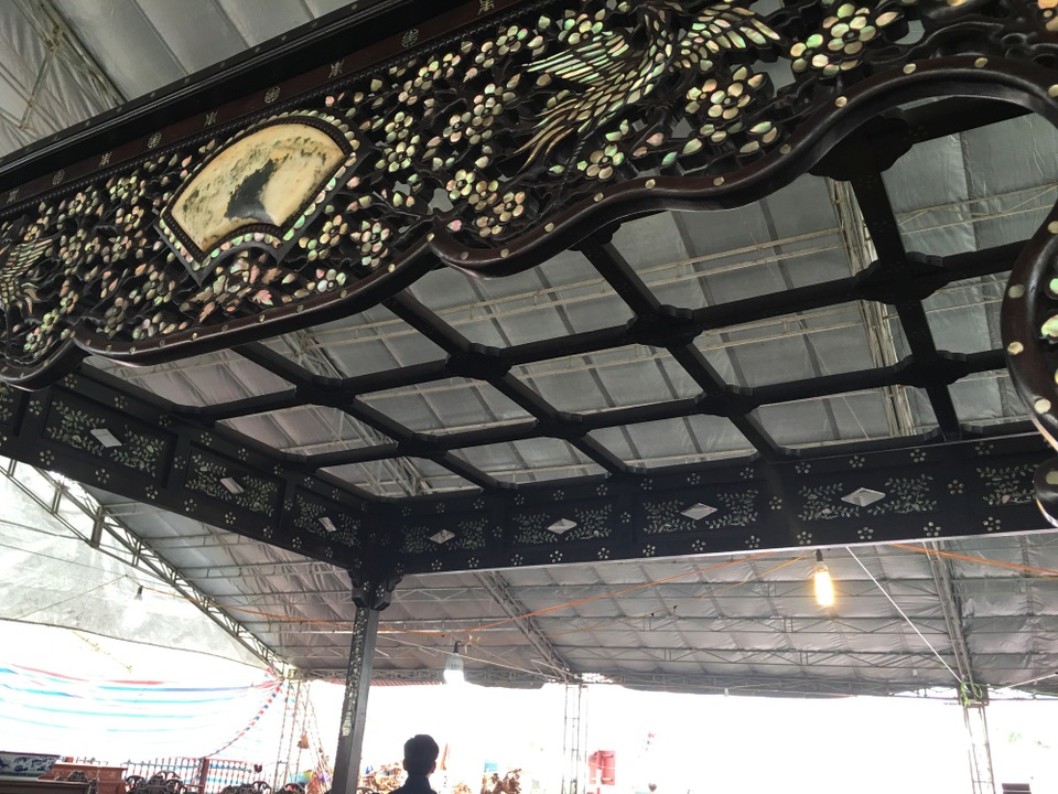 Đại gia phát thèm với bộ bàn ghế sang chảnh có long sàng như vua chúa - 3 Đại gia phát thèm với bộ bàn ghế sang chảnh có long sàng như vua chúa - 3