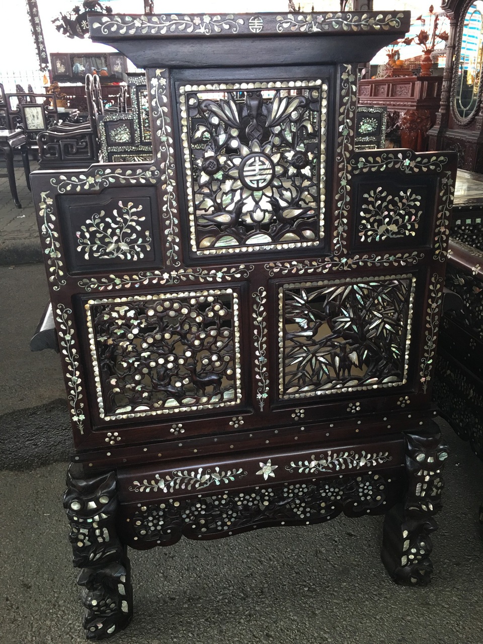 Đại gia phát thèm với bộ bàn ghế sang chảnh có long sàng như vua chúa - 8 Đại gia phát thèm với bộ bàn ghế sang chảnh có long sàng như vua chúa - 8