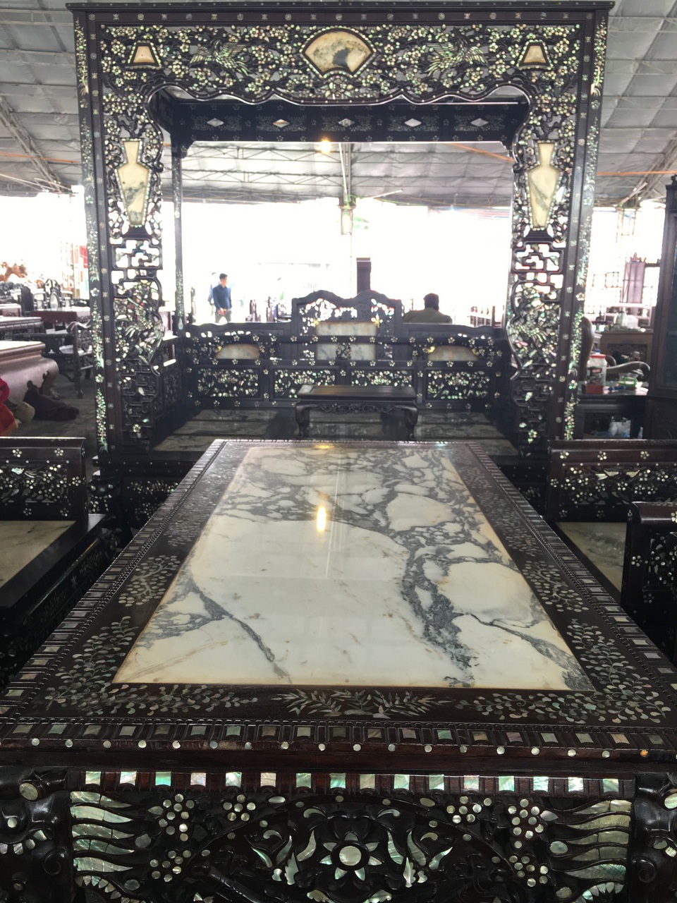 Đại gia phát thèm với bộ bàn ghế sang chảnh có long sàng như vua chúa - 10 Đại gia phát thèm với bộ bàn ghế sang chảnh có long sàng như vua chúa - 10