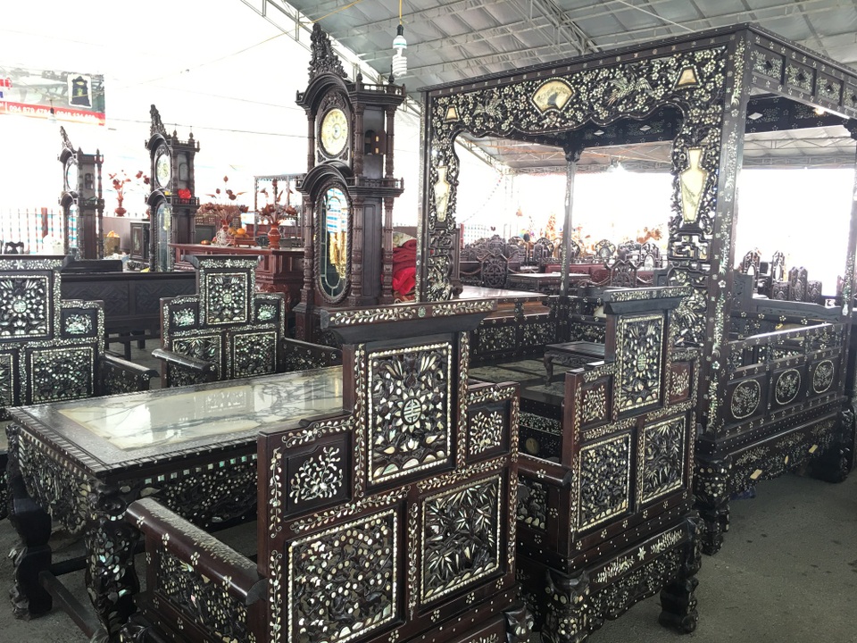 Đại gia phát thèm với bộ bàn ghế sang chảnh có long sàng như vua chúa - 5 Đại gia phát thèm với bộ bàn ghế sang chảnh có long sàng như vua chúa - 5