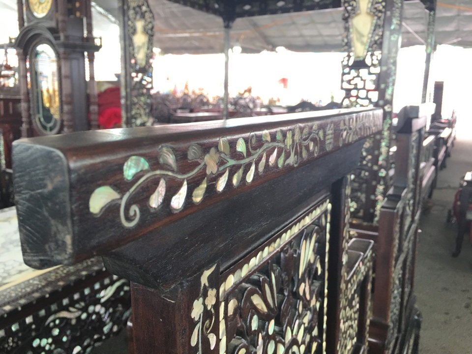 Đại gia phát thèm với bộ bàn ghế sang chảnh có long sàng như vua chúa - 9 Đại gia phát thèm với bộ bàn ghế sang chảnh có long sàng như vua chúa - 9