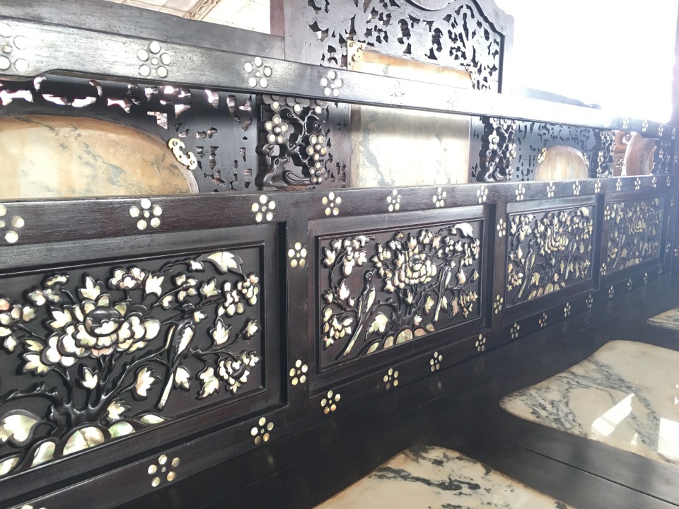 Đại gia phát thèm với bộ bàn ghế sang chảnh có long sàng như vua chúa - 14 Đại gia phát thèm với bộ bàn ghế sang chảnh có long sàng như vua chúa - 14