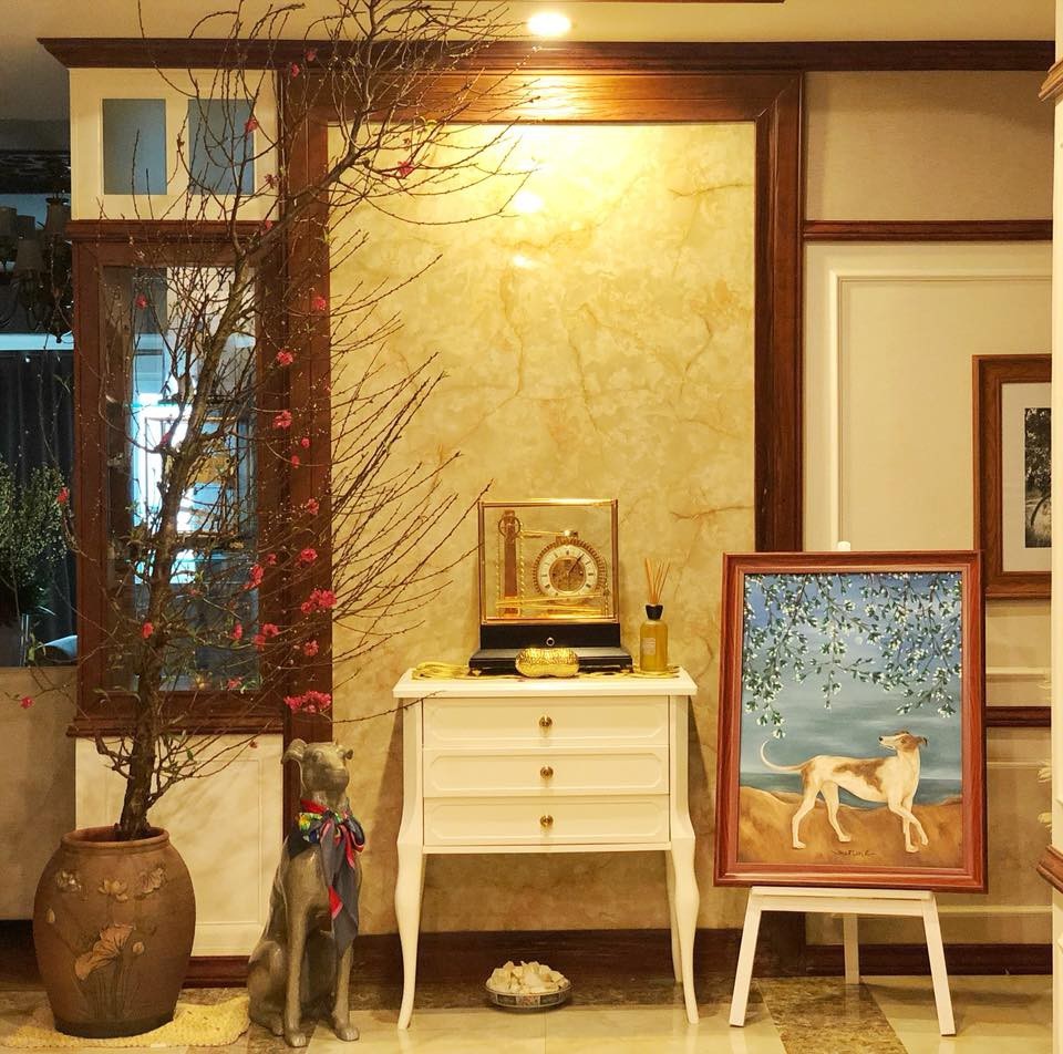 Ngắm nhà “triệu đô” của sao Việt lung linh trong những ngày Tết - 6 Nhà của ca sĩ Phạm Thu Hà toát lên vẻ sang trọng và hiện đại. Những bức tranh và tượng chó là góc nhà mà ca sĩ Phạm Thu Hà rất thích bởi đó là vật nuôi tượng trưng cho tuổi của cô.
