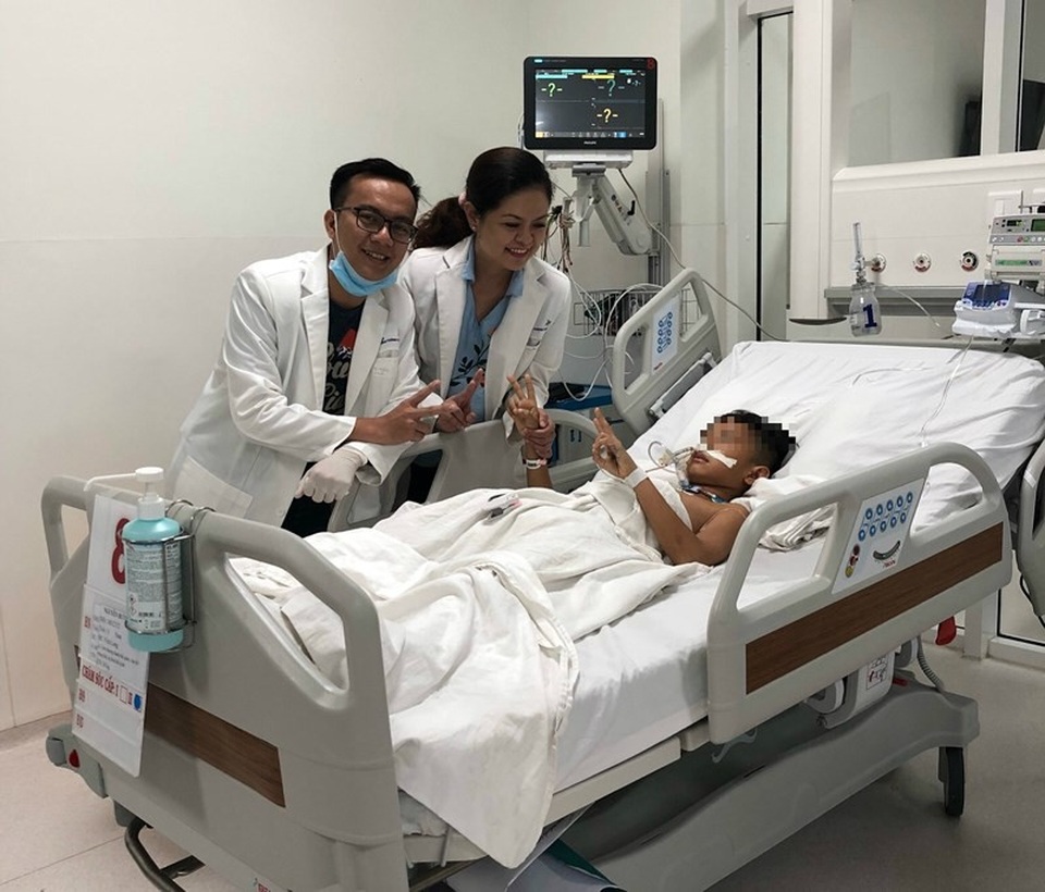 Bé trai bị vỡ thanh quản nguy kịch khi té xe trượt điện - 2 1 ngày sau ca mổ, bé K. đã tỉnh táo hoàn toàn, có thể thở bình thường không cần máy thở