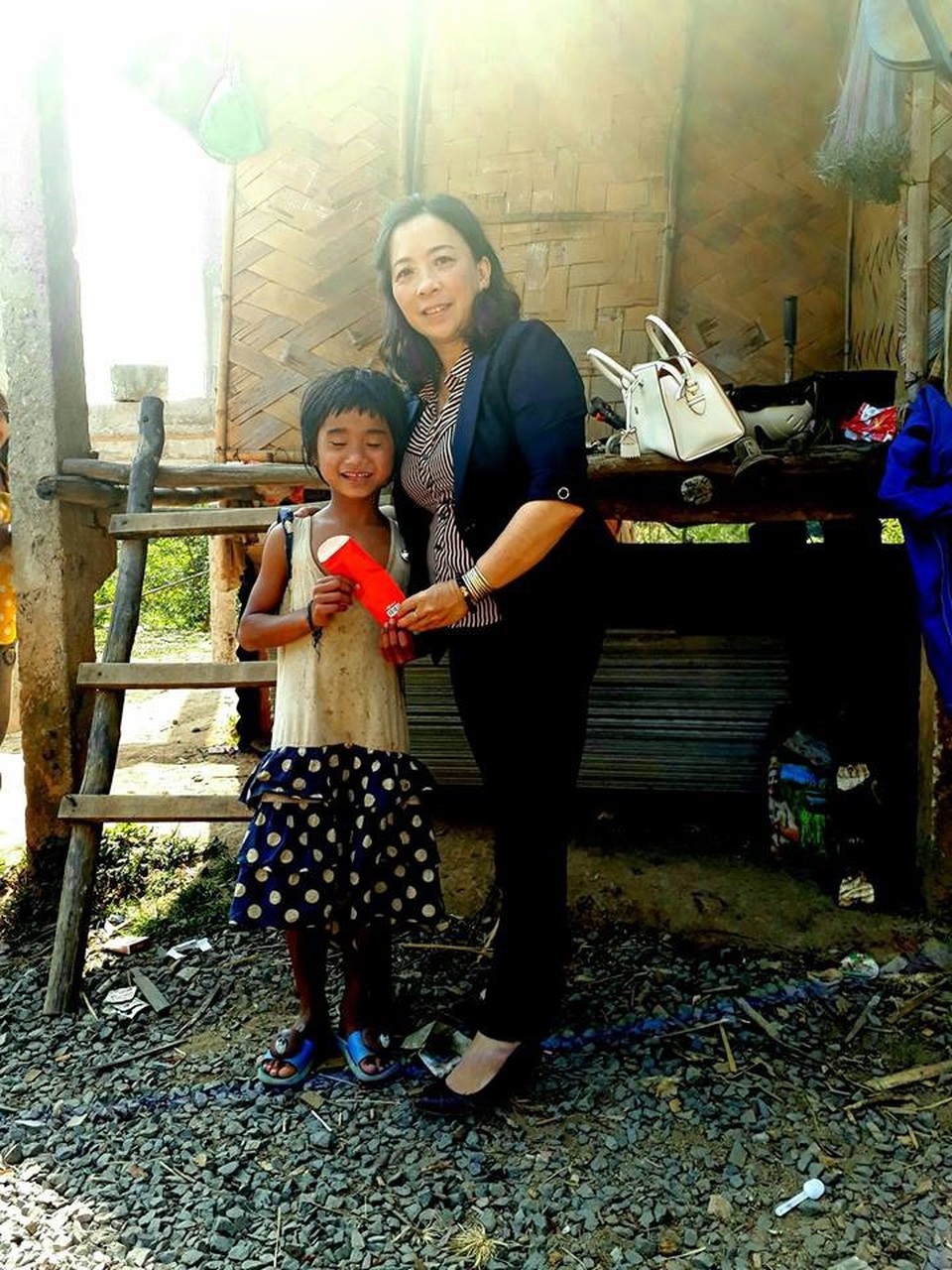 
Học sinh người đồng bào vui mừng khi nhận được lì xì đầu năm của giáo viên. (Ảnh: NVCC)
