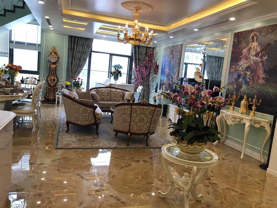 Ngắm nhà “triệu đô” của sao Việt lung linh trong những ngày Tết - 4 Không gian nhà của ca sĩ Tân Nhàn - Tuấn Anh ngập tràn hoa tươi. Đồ nội thất trong nhà toàn đồ cao cấp và được bài trí rất tinh tế.