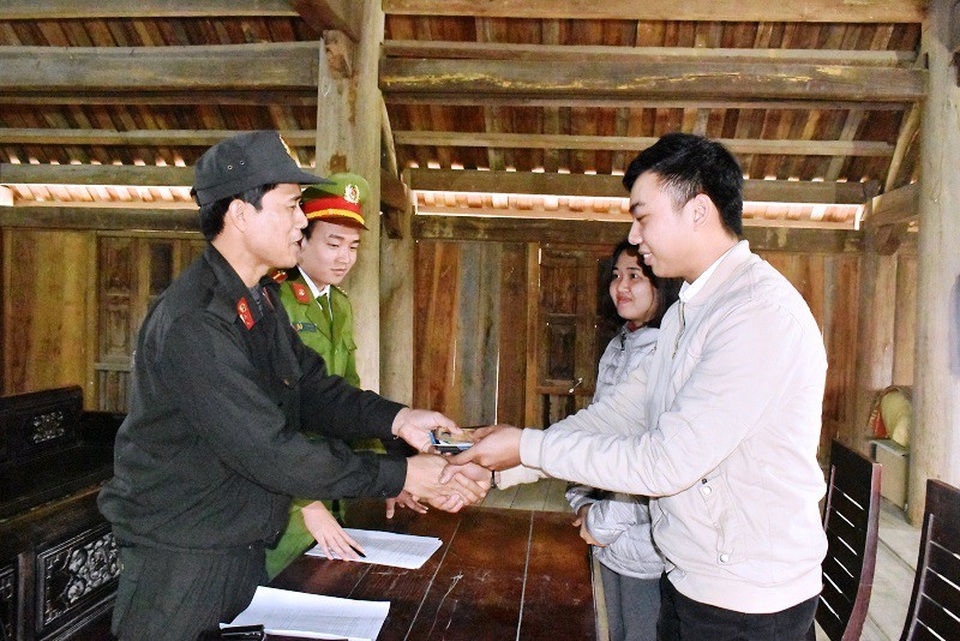Du khách đi lễ chùa bị mất tài sản được nhận lại sau… ít phút - 1 Anh Tuân vui mừng nhận lại số tài sản bị mất của mình do lực lượng Công an Ninh Bình tìm được và trao trả.