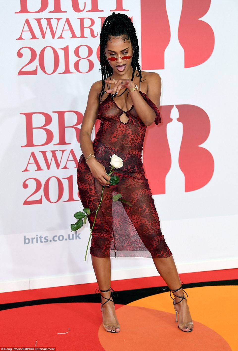 Những bộ cánh thảm họa trên thảm đỏ BRIT Awards 2018 - 2
Ca sỹ IAMDDB ăn vận rất sexy
