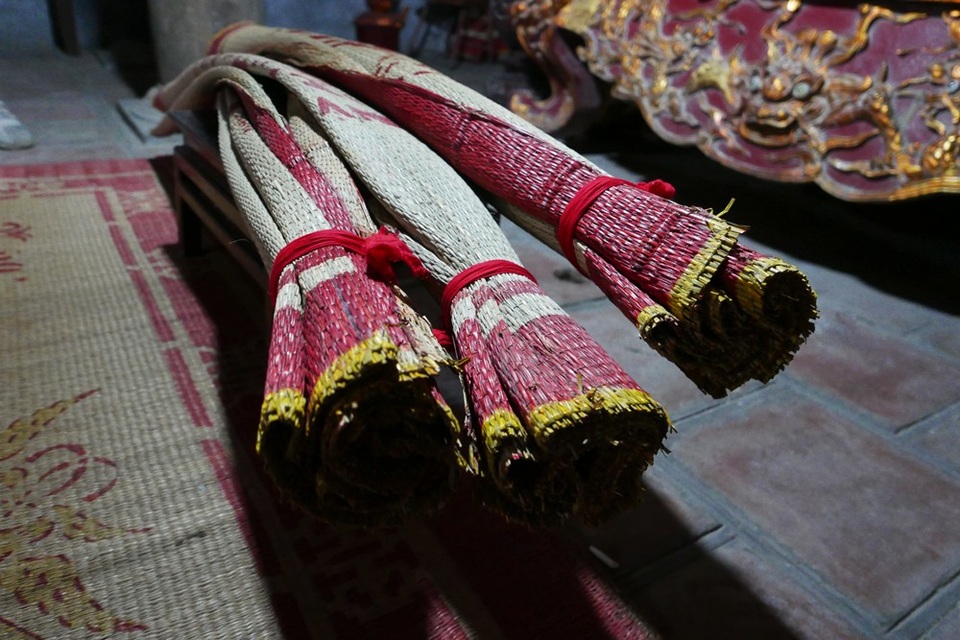 
Ba chiếc chiếu cói cũng được đưa vào đền tế lễ để chuẩn bị chụp lên đầu các Bụt.
