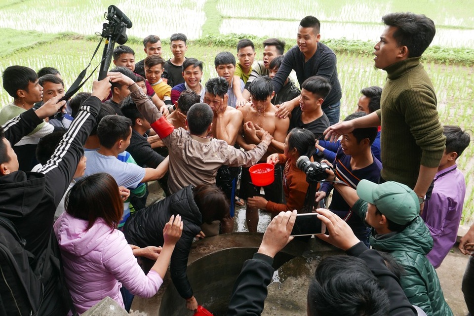 
Chính Ngọ, sau khi các thủ tục tế lễ đã hoàn tất, ba Bụt được đưa ra tắm ở giếng đầu làng.
